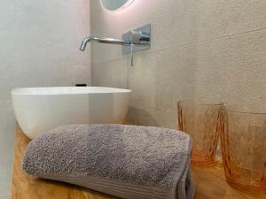 łazienka z umywalką i 2 kieliszkami na stole w obiekcie Good Mood - chambres et suite w mieście Namur