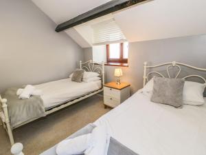 Säng eller sängar i ett rum på Ceilwart Cottage