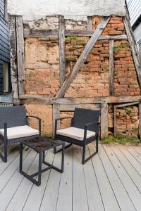 2 Stühle und ein Tisch auf einer Holzterrasse in der Unterkunft Altstadt pur im Herzen Marburgs in Marburg an der Lahn