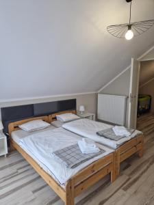 Łóżko lub łóżka w pokoju w obiekcie Domki Piecykowo