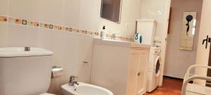 Kúpeľňa v ubytovaní Apartamento con jardín a 11 metros de la playa. B3.