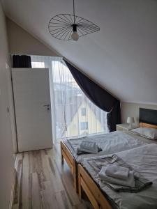 Łóżko lub łóżka w pokoju w obiekcie Domki Piecykowo