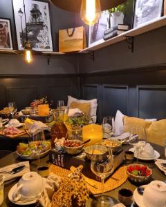una mesa llena de comida, copas de vino y platos en Berglings Boutique Hotell, en Norrtälje