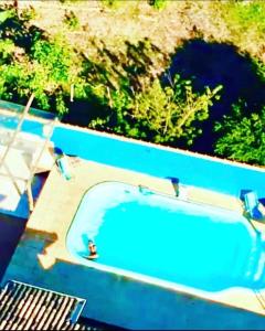 an overhead view of a large blue swimming pool at Suites piscina Búzios in Búzios