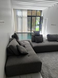uma sala de estar com dois sofás em frente a uma piscina em MY HOTEL Al Lathba Pool Villa - Nizwa فيلا اللثبه-نزوى em Nizwa