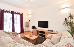 Il comprend un salon doté d'un canapé et d'une télévision à écran plat. dans l'établissement Pet Friendly Apartment In Split With Kitchen, à Split