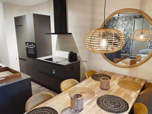uma cozinha com uma mesa de madeira e um espelho em Hello Zeeland - Appartement Duno Lodges 6 personen em Oostkapelle