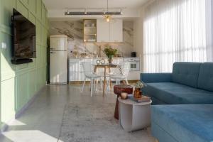 Cuina o zona de cuina de YalaRent Flora- Designed 1BR penthouse in Florentin