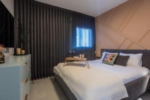 A bed or beds in a room at YalaRent Flora- Designed 1BR penthouse in Florentin