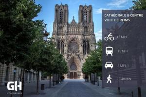 une cathédrale avec un panneau devant elle dans l'établissement L' escapade Rémoise - Beau 4 pièces refait à neuf, à Reims