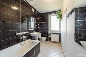 Un baño de Horyzont Apartamenty -Domek na Sosnowej z tarasem