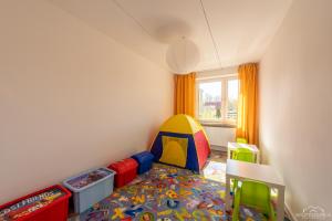 Fotografia z galérie ubytovania Horyzont Apartamenty -Domek na Sosnowej z tarasem v destinácii Kołobrzeg