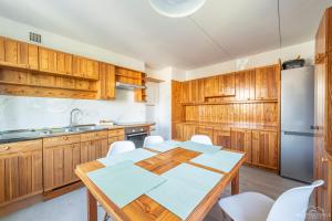 Fotografia z galérie ubytovania Horyzont Apartamenty -Domek na Sosnowej z tarasem v destinácii Kołobrzeg + 3 fotografie
