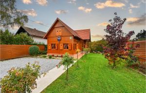 a wooden house with a yard and a fence at Awesome Home In Velika Buna With Wifi in Velika Buna