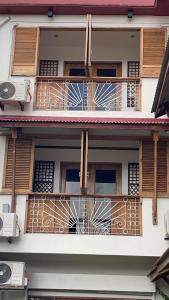 budynek z balkonami i klimatyzatorami w obiekcie P&B Residences Legazpi w mieście Legazpi
