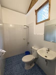 La salle de bains blanche est pourvue de toilettes et d'un lavabo. dans l'établissement Sunset Colors, à San Vicente