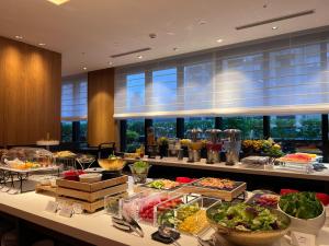 台北的住宿－格拉斯麗台北飯店，包含多种不同食物的自助餐