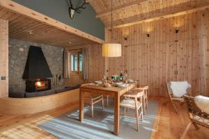 a dining room with a table and a fireplace at Chalet en la motaña in La Molina
