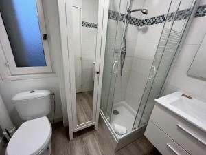 卡昂的住宿－Sador YourHostHelper，带淋浴、卫生间和盥洗盆的浴室