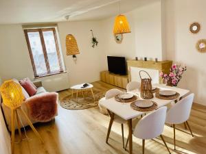 a living room with a table and chairs at Le bohème 