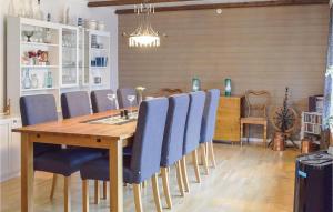 Restaurace v ubytování Gorgeous Home In Visby With Sauna