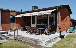 ヴィスビーにあるAmazing Home In Visby With 4 Bedrooms And Saunaのパティオ(椅子、テーブル付)