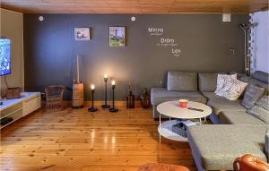 Una sala de estar con un sofá y un televisor. en Gorgeous Home In Visby With Sauna, en Visby 17 fotos más