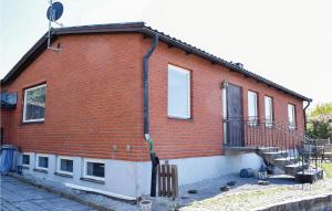 un edificio de ladrillo rojo con una escalera en el lateral en Gorgeous Home In Visby With Sauna, en Visby