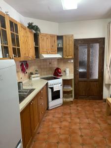 A kitchen or kitchenette at Vidiecky dom AlexSandra - ubytovanie v súkromí