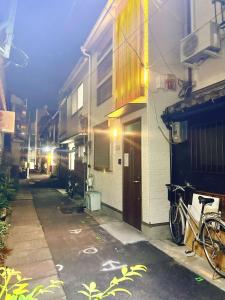 大阪的住宿－Linn 阿倍野，一条在大楼旁边停放自行车的小巷