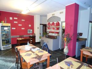 A kitchen or kitchenette at Albergo Torino Még 10 kép
