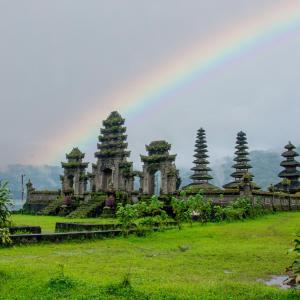 ein alter Tempel auf einem Feld mit Bäumen in der Unterkunft Amartya Puri Green Cottages in Munduk
