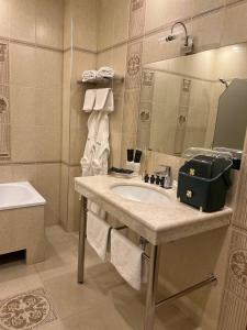 ein Bad mit einem Waschbecken und einem Spiegel in der Unterkunft Amberd Hotel in Byurakan