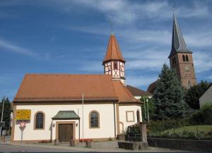 a small white building with two towers and a church at Einliegerwohnung mit Küche in Bischweier