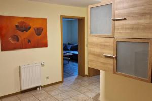 Zimmer mit Tür und Wandgemälde in der Unterkunft Einliegerwohnung mit Küche in Bischweier