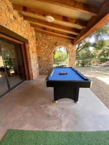 een pooltafel in een gebouw bij Maison L'Oranger avec piscine - Domaine E Case di Cuttoli in Cuttoli-Corticchiato