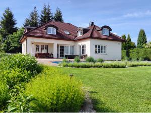 una gran casa blanca con techo rojo en Vila Plana nad Luznici, en Planá nad Lužnicí