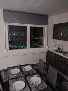 uma sala de jantar com uma mesa e uma janela em Chalkida Hilltop Apartments em Chalkida