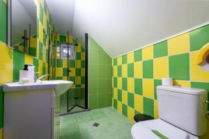 La salle de bains est pourvue de toilettes et d'un lavabo. dans l'établissement Pensiunea Ursuletul Paddington, à Predeal