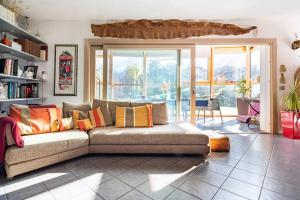 un soggiorno con divano e una grande finestra di B&B Ambrosia ad Aosta