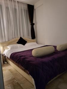 een bed met twee kussens in een slaapkamer bij J&B LUX Apartment in Herceg-Novi