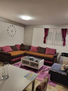 een woonkamer met een bank en een tafel bij J&B LUX Apartment in Herceg-Novi