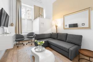 a living room with a couch and a tv at GreatStay - Düsseldorferstr. 48 in Berlin