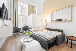een woonkamer met een bed en een tafel bij GreatStay - Düsseldorferstr. 48 in Berlijn