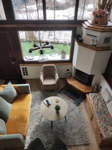 ein Wohnzimmer mit einem Sofa und einem Tisch in der Unterkunft Herme's Hut in Pávliani