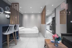 ein kleines Apartment mit einem Bett und einer Küche in der Unterkunft Bonsai, Nilie Hospitality MGMT in Thessaloniki