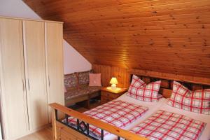 a bedroom with two beds in a cabin at Komfort-Ferienwohnung-BURCK-97-qm-3-Schlafzimmer-2-WC in Wankendorf