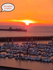 un grupo de barcos estacionados en un puerto deportivo al atardecer en LE COCON DE JADE, LA MER A PERTE DE VUE, en Le Havre