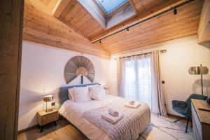 a bedroom with a bed with two towels on it at Loft Zodiak -Centre Ville , 5 Chambres+ Vue in Les Houches