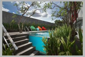 piscina con scale accanto a casa di Zuri Express Jimbaran a Jimbaran